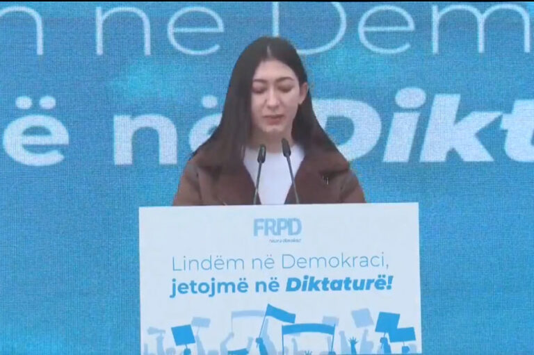 “Lindëm në demokraci, jetojmë në diktaturë!”, të rinjtë e FRPD tubojnë në Qytetin Studenti