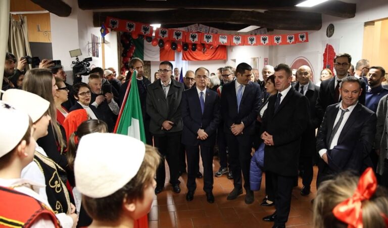 Presidenti Begaj vizitë në Bolonja të Italisë, pritet nga fëmijë e prindër të shkollës shqipe