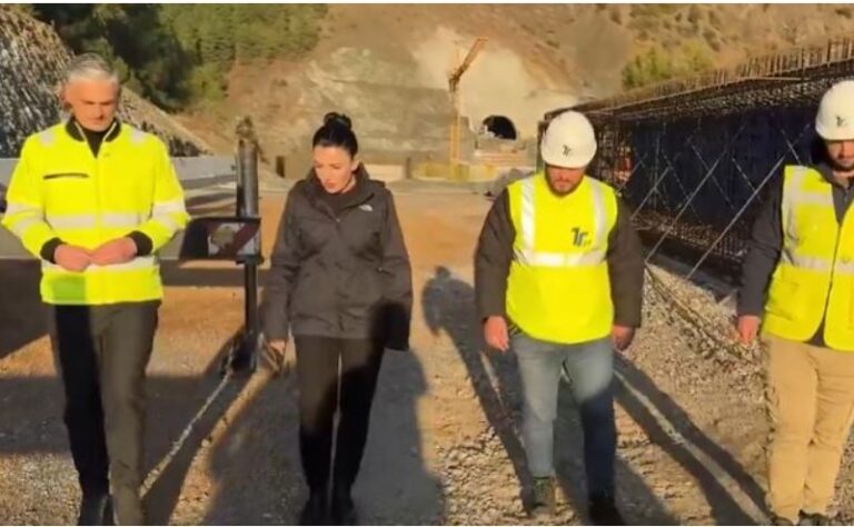 Balluku inspekton punimet rrugën Elbasan – Qafë Thanë, pranë urës së Murrashit