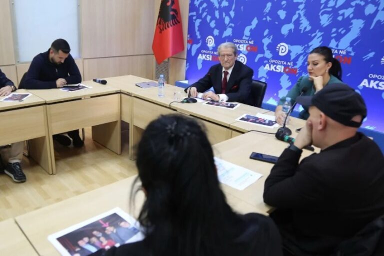 Berisha, thirrje emigrantëve: Goditini me vezë dhe domate ambasadat shqiptare
