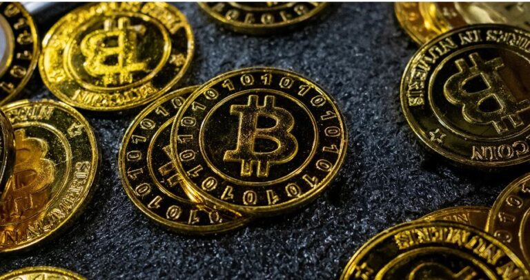 Bitcoin shënon moment historik, arrin në 100 mijë dollarë