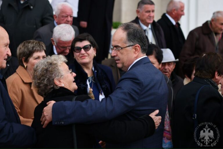 Presidenti Begaj me të moshuar në Kavajë: Respekt për gjithçka që kanë dhënë me punën e tyre të ndershme
