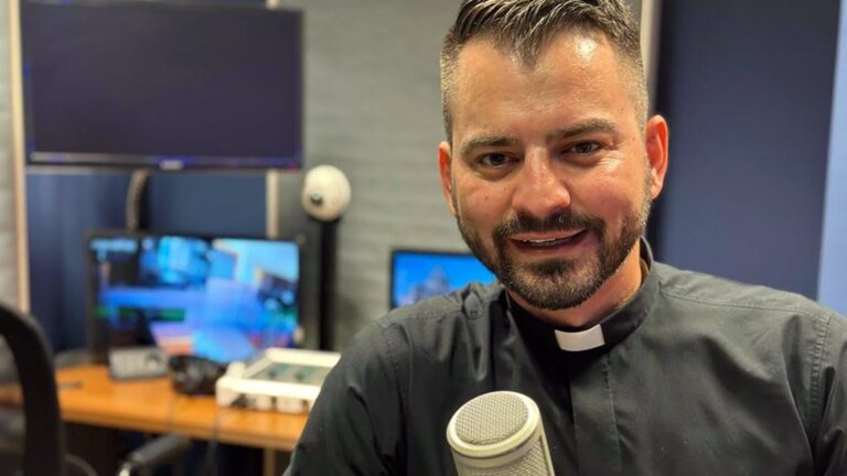 Don Mark Pashkja uron besimtarët për Krishtlindjet: Ta praktikojmë dashurinë