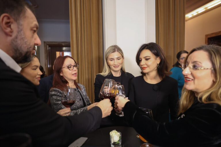 Elisa Spiropali tok gotat me gazetarët: Gëzuar!