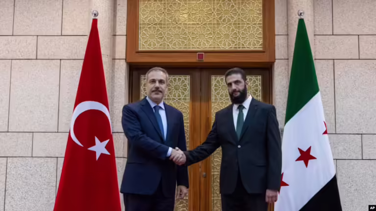 Ministri i jashtëm turk takon kreun e HTS-së në Damask