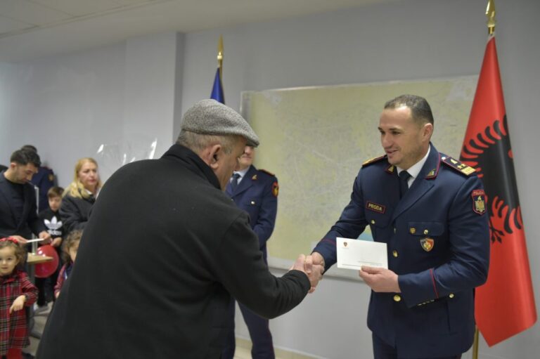 FOTO/ Ilir Proda: Familjarët e dëshmorëve të Policisë në qendër të vëmendjes