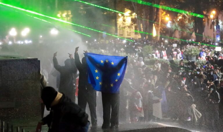 Tbilisi, protesta masive kundër partisë në pushtet