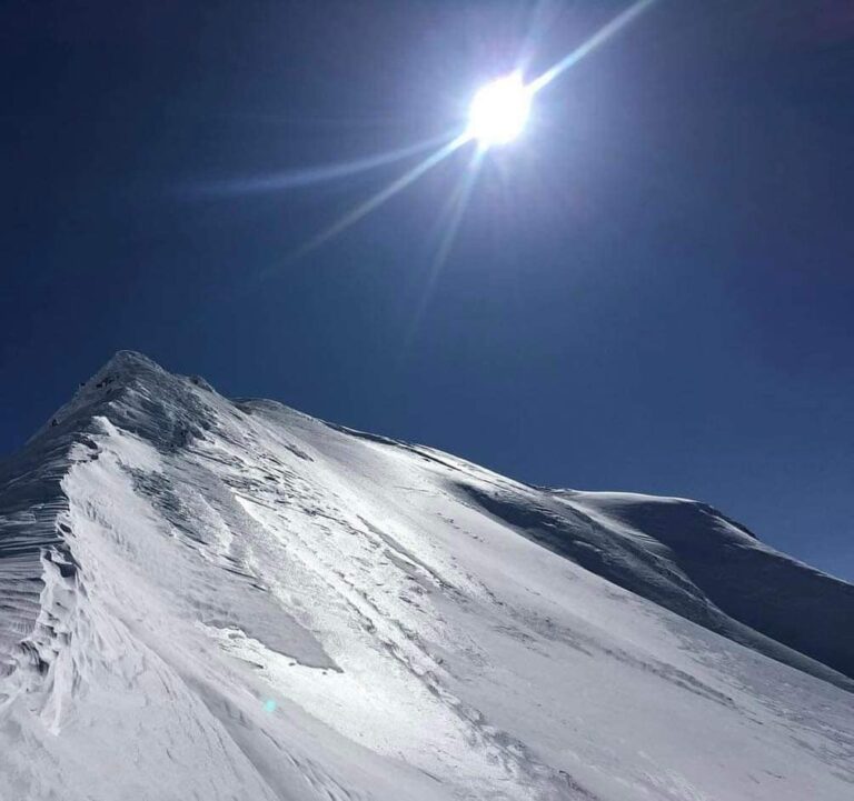 Rama ndan pamjet e Malit të Gramozit të mbuluar nga dëbora (FOTO)