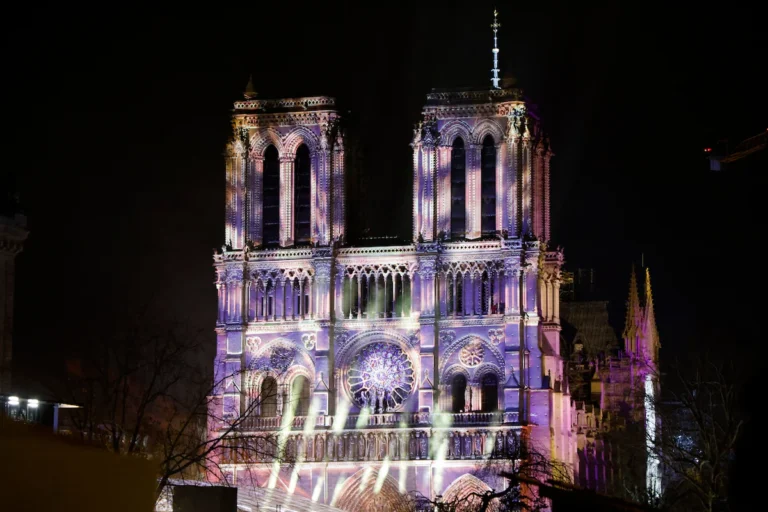 Pas 5 vitesh, rihapet zyrtarisht katedralja “Notre-Dame” në Paris