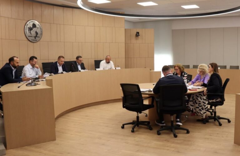 KAS gjobit kryebashkiakun e PS-së dhe 31 parti politike