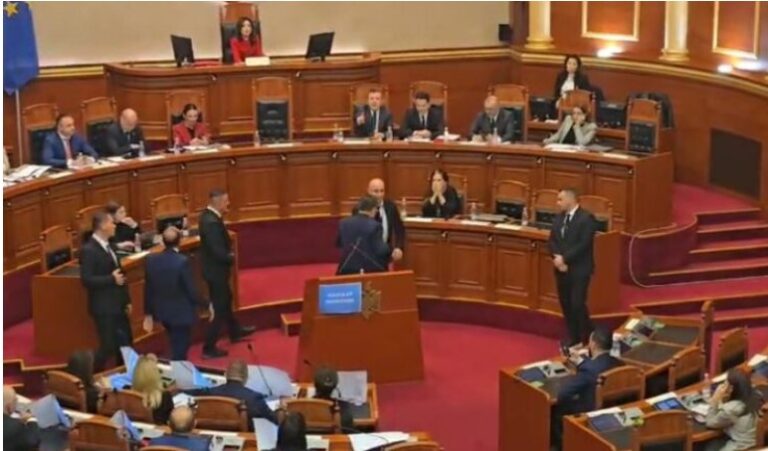 Sërish tensione në Kuvend, Flamur Noka tërheq gardistin dhe zë foltoren