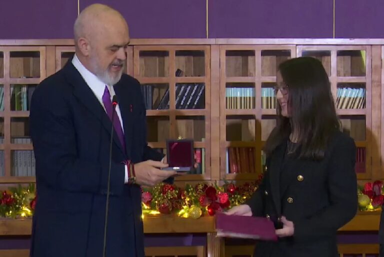 Rama jep medalje ari për nxënësit ekselentë: Jeni heronj për mua, ju kam zili!