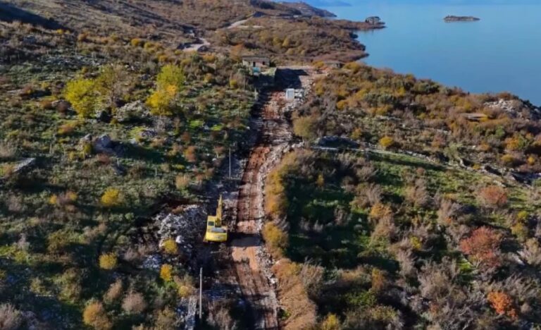 Hapet traseja e rrugës nga pika kufitare me Malin e Zi deri në Zogaj (Video)