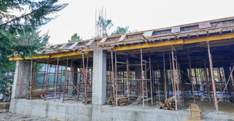 Veliaj inspekton punimet në shkollën “Ibrahim Hima” në Vaqarr: Do mbarojë në kohë rekord
