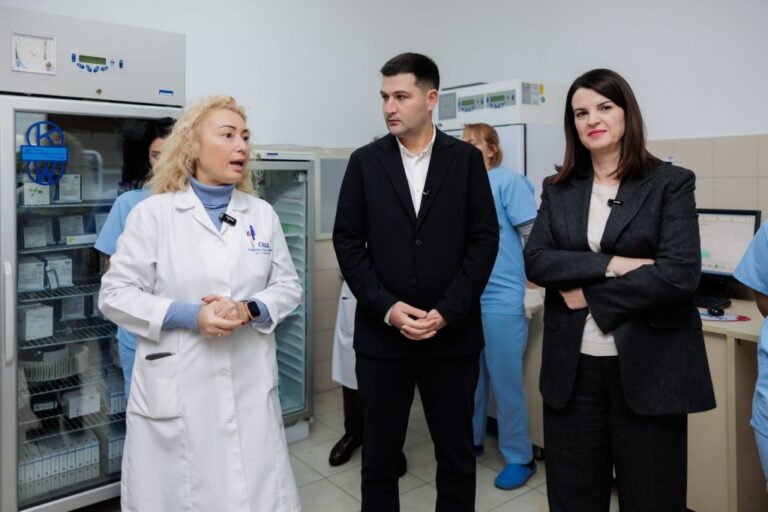 Dhurata e “Fundjavë Ndryshe”, pajisje të reja për laboratorin e analizave në poliklinikën qendrore