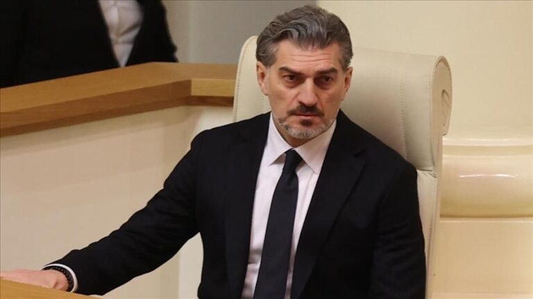 Gjeorgji, Presidenti i ri Mikheil Kavelashvili betohet, pavarësisht protestave