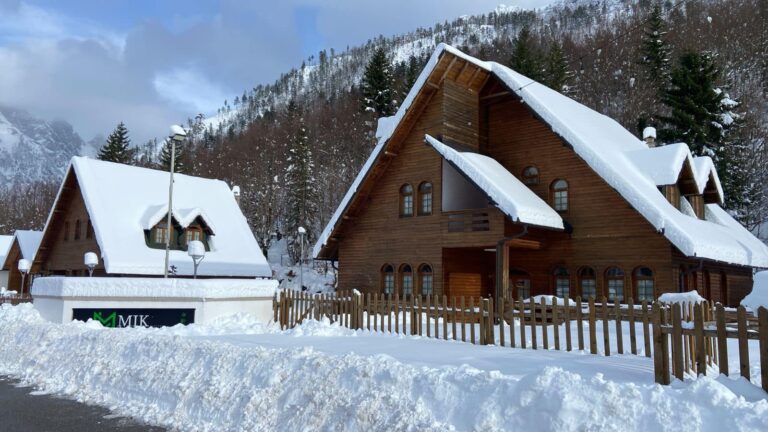 Pamje fantastike nga Valbona e mbuluar me dëborë (FOTO)