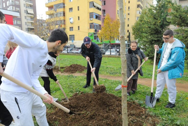 Nxënësit e gjimnazit “Eqerem Çabej” i bashkohen aksionit për mbjelljen e pemëve, Veliaj: Transformim i jashtëzakonshëm i Tiranës