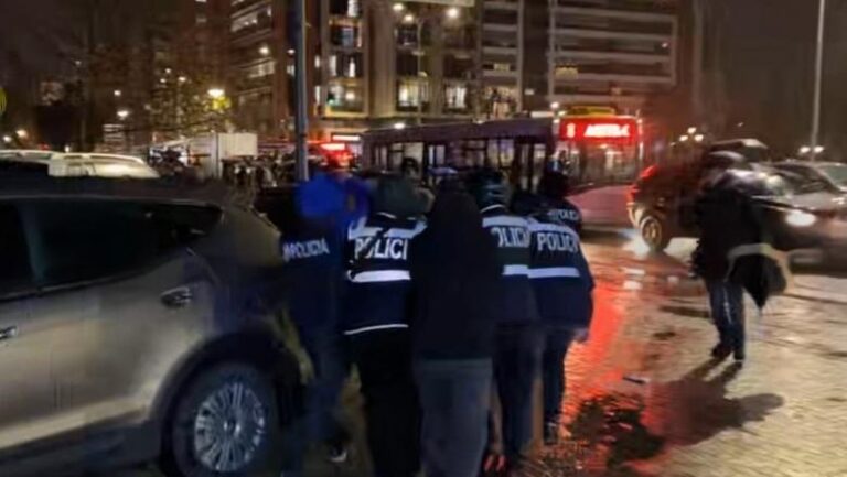 Mosbindja civile, policia shoqëron disa protestues