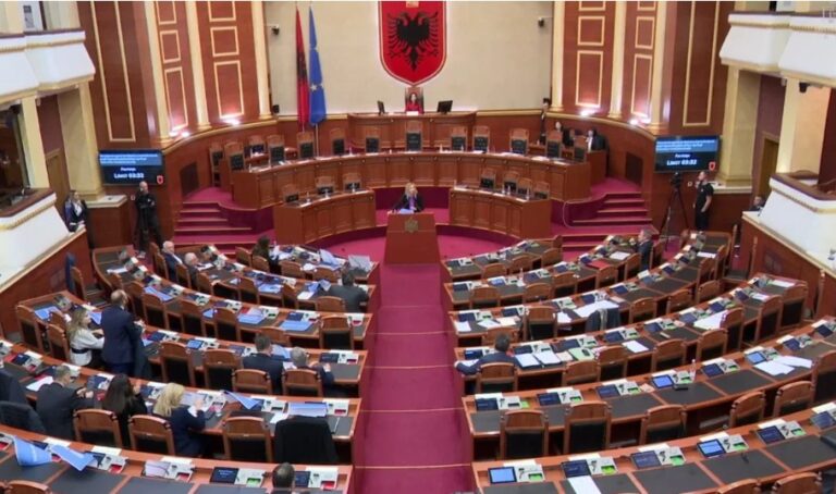 Deputetja e PD-së fyen Erion Braçen, ministrat dhe deputetët e mazhorancës largohen nga salla e Kuvendit