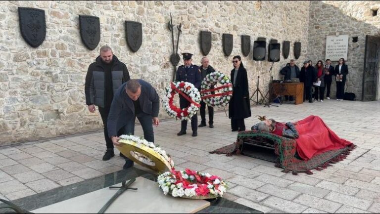 557-vjetori i vdekjes Skënderbeut, homazhe në memorialin e heroit tonë kombëtar