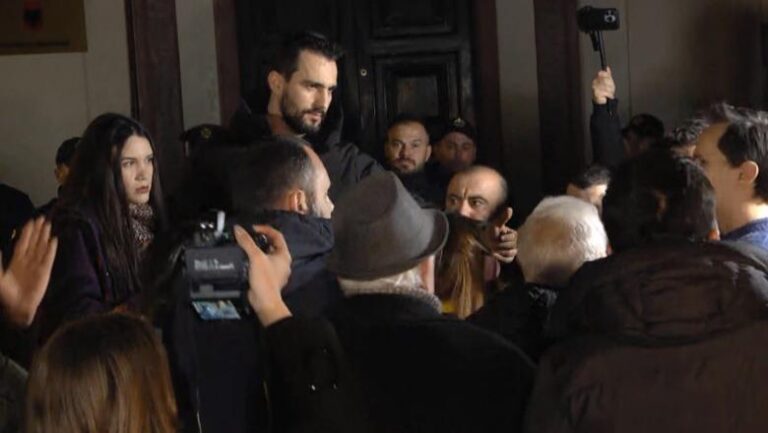 Adriatik Lapaj dhe Arlind Qori sherr me njeri-tjetrin në protestën para ministrisë së Brendshme
