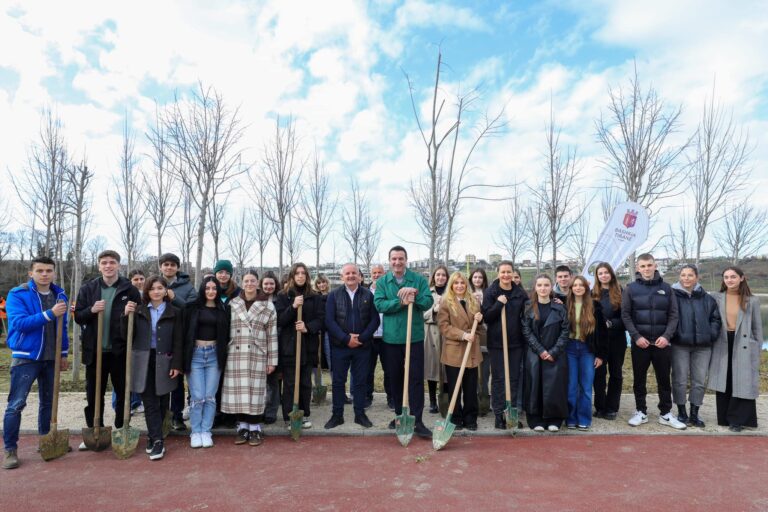 300 pemë të reja i shtohen parkut të Liqenit të Farkës, Veliaj: Punët mbeten, jo fjalët