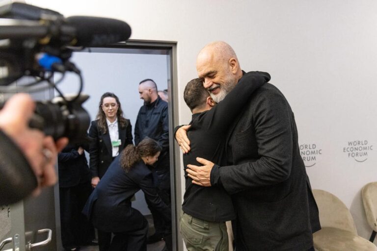 Rama dhe Zelensky takim miqësor në Davos: Nënshkruam një marrëveshje për sigurinë