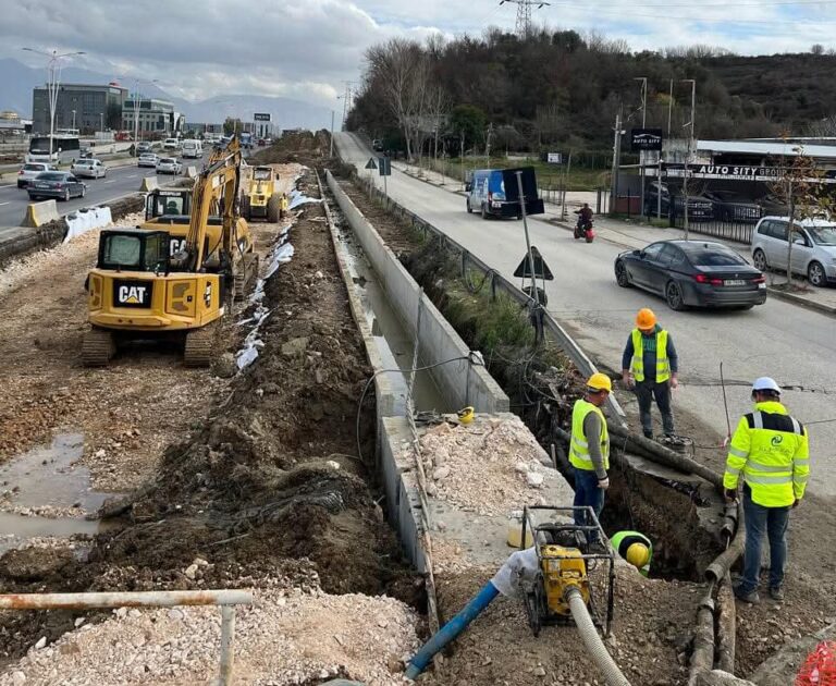 FOTO/ Rama: Vijojnë punimet në dy lotet e para të autostradës Tiranë-Durrës