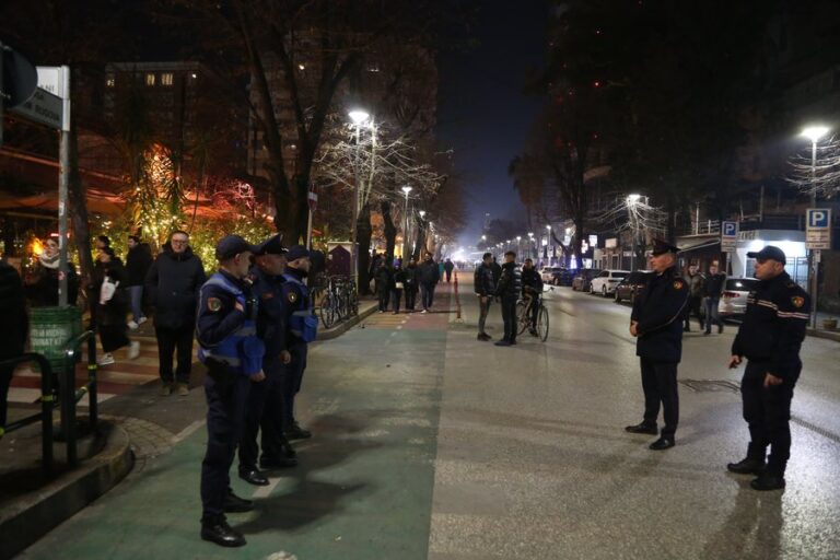 Qëlloi në ajër teksa këndonte Stresi, detaje nga ngjarja