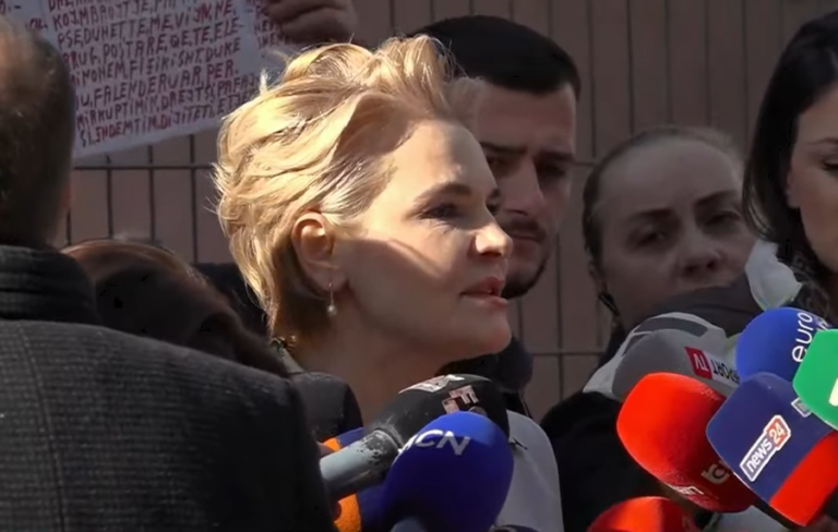 Monika Kryemadhi: Metën se urova për Vitin e Ri! Atë e kanë iluminuar kundër meje