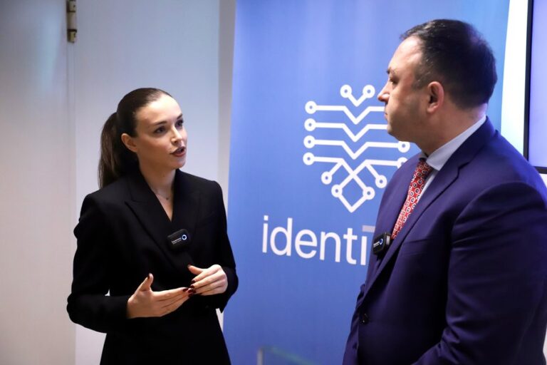 IdentiTek, ministri Hoxha: Përgjysmohet koha e pajisjes me dokumente për diasporën