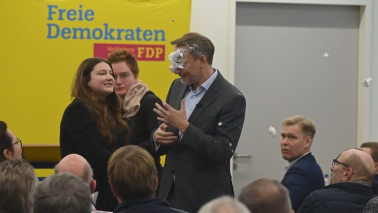 Kandidati kryesor, Christian Lindner goditet gjatë fjalimit elektoral
