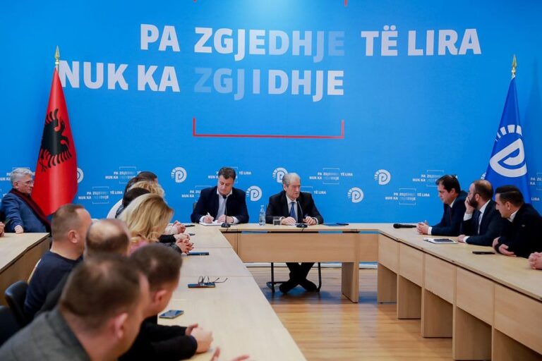Berisha mbledh krerët e degëve: Rroga minimale 500 euro, të papunët do të marrin 200 euro