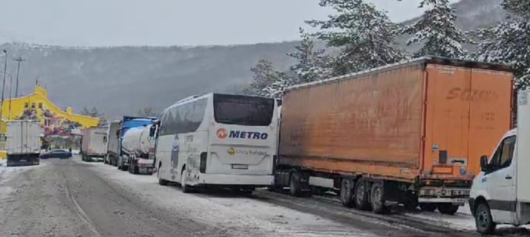Pas 24 orësh hapet kalimi në Kapshticë, nis lëvizja drejt Greqisë