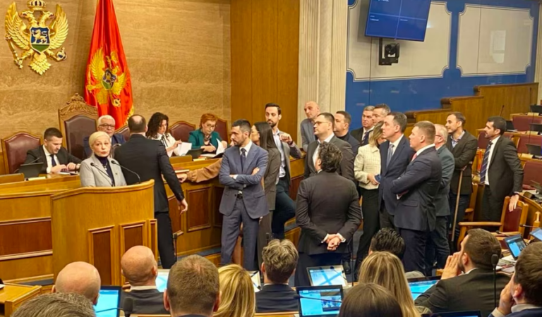 Opozita bllokon seancën dhe miratimin e buxhetit