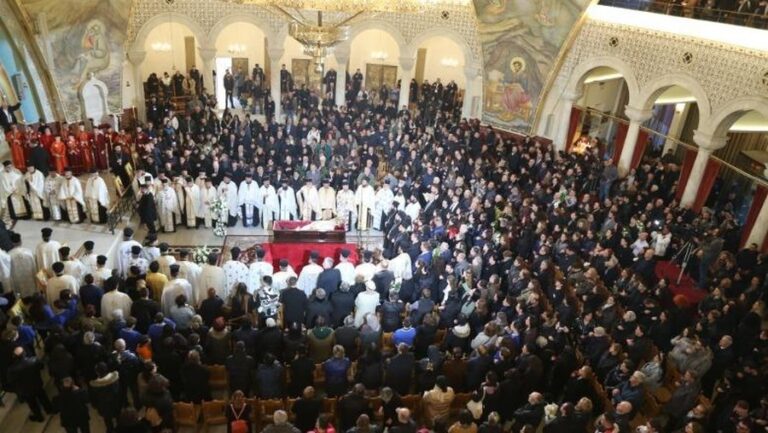 Homazhet, dhjetëra besimtarë e personalitete nderojnë Kryepeshkopin Anastas