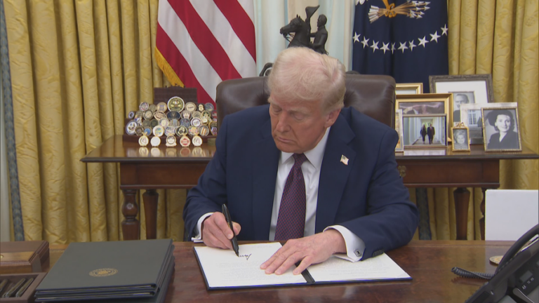 Trump gati nënshkrimin e urdhërit ekzekutiv për hapjen e kampit