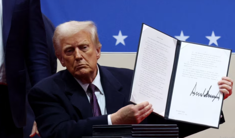 Presidenti Trump nënshkruan 9 urdhra ekzekutivë dhe anulloi 78 urdhra te Biden!