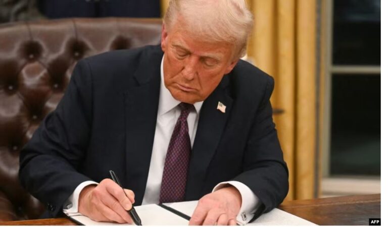 Presidenti Trump fal 1500 persona të akuzuar për përfshirje në sulmin e 6 janarit 2021 ndaj Kapitolit