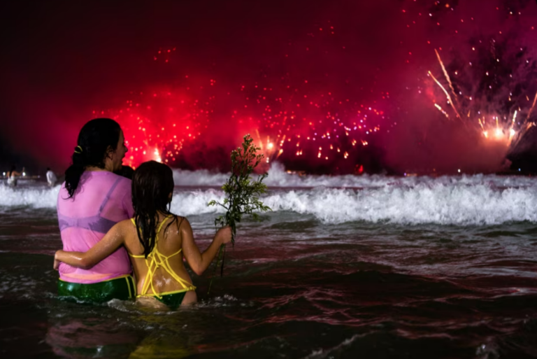 Si u festua Nata e ndërrimit të vitëve në botë dhe në Tiranë. Rusi, festë në minus 52 gradë, ndërsa në Brazil në plazh! (foto)