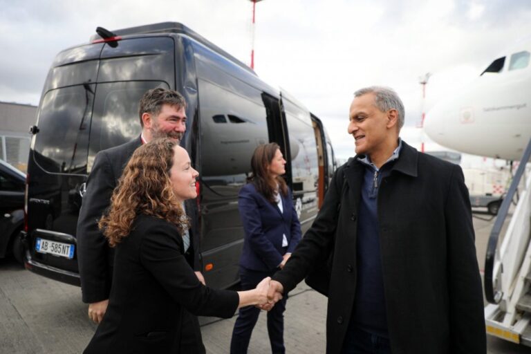 Zyrtari i lartë amerikan vjen në Tiranë: Forcojmë demokracinë dhe sigurinë