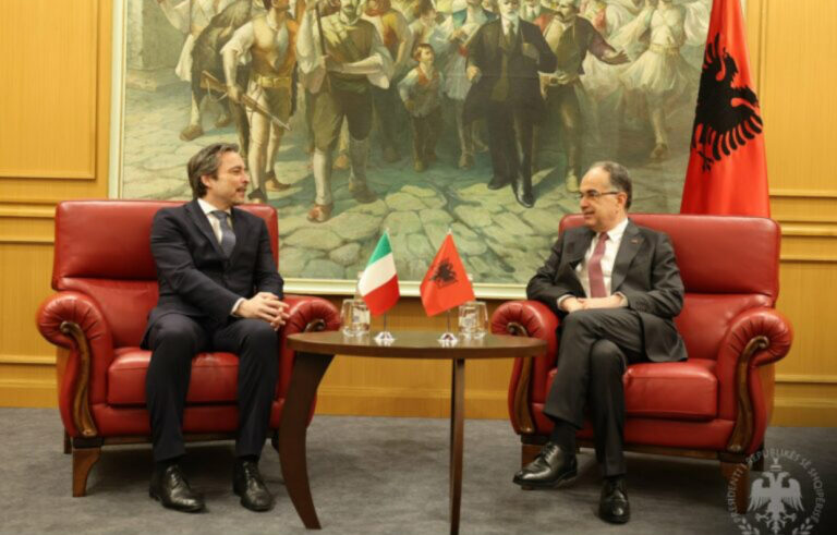 Ambasadori i ri italian mbërrin në Tiranë, Presidenti Begaj pranon letrat kredenciale të Marco Albertit