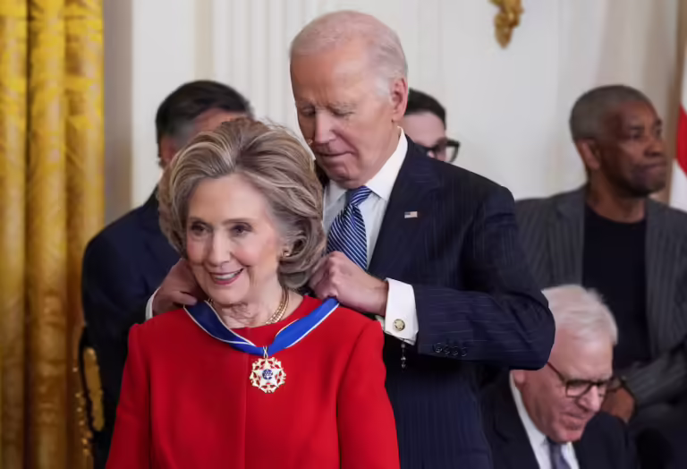 Joe Biden ka nderuar me Medaljen Presidenciale të Lirisë, ish-sekretaren amerikane të Shtetit, Hillary Clinton