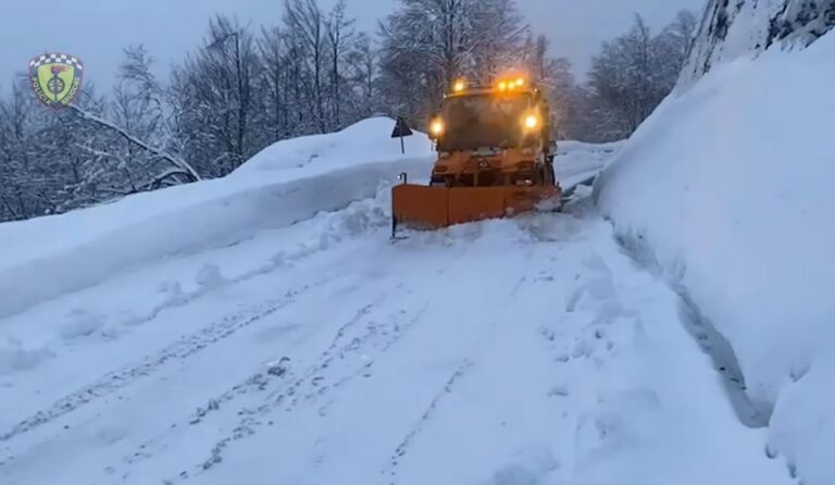 Gjashtë fshatra në Dibër ende të bllokuara, por shkollat i rikthehen mësimit