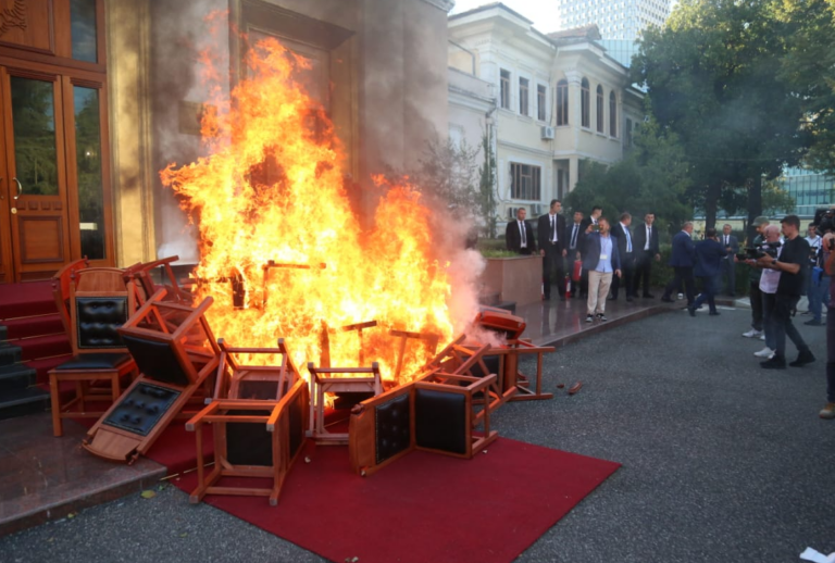 Nuk paguan për karriget që dogjën, Kuvendi nuk jep rrogat për këta deputetë