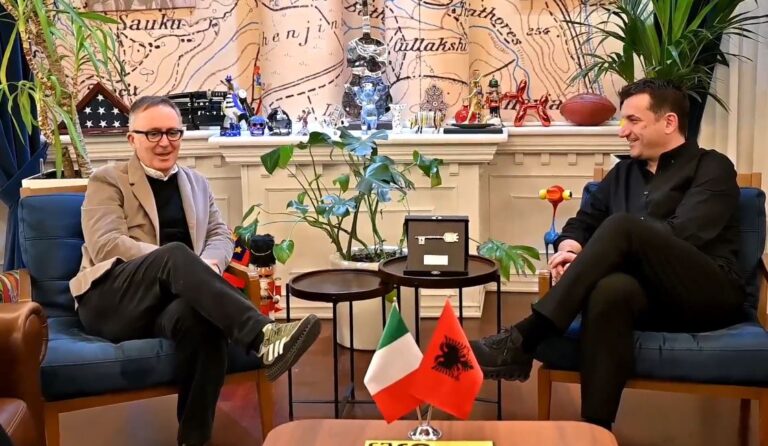 Ambasadori italian mbyll misionin 5-vjeçar, Veliaj e nderon me “Çelësin e Qytetit”: “Misionar i afrimit të Shqipërisë me Italinë”