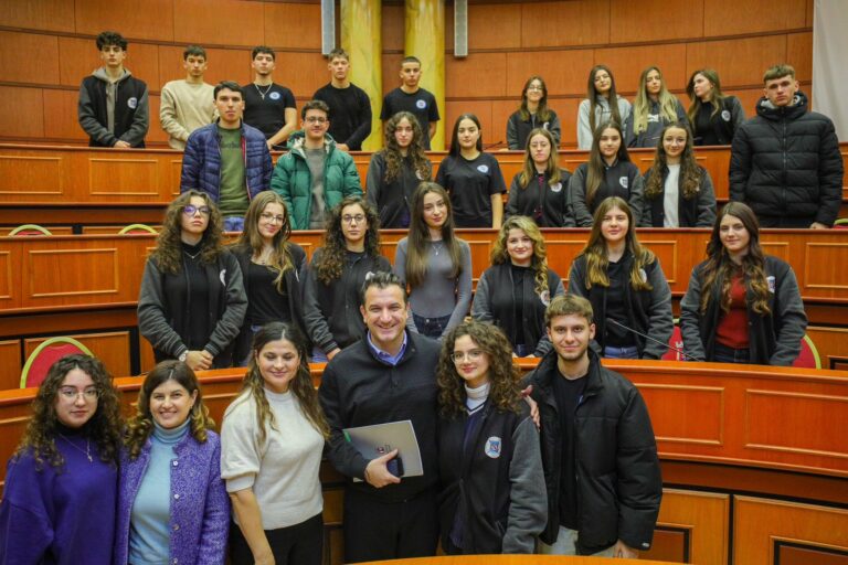 Veliaj me ekselentët e gjimnazit “Qemal Stafa”: Kush mëson dhe punon fort ecën vetëm përpara