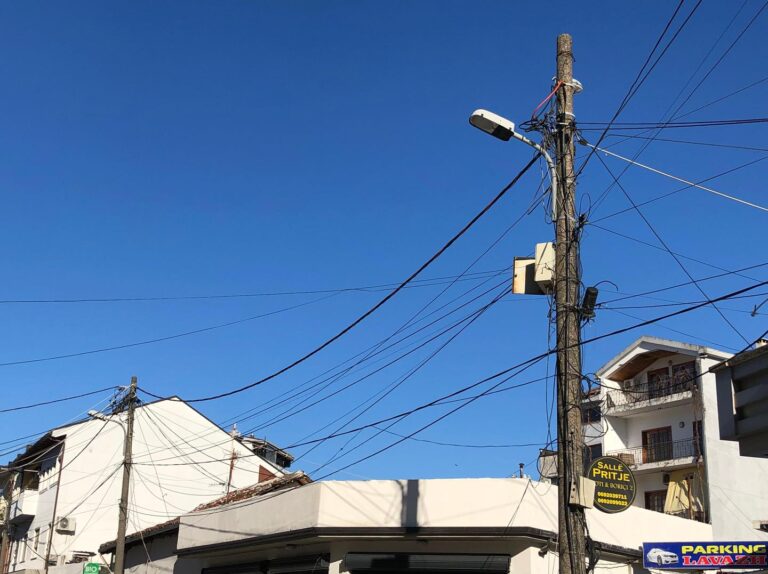 Kryebashkiaku i Shkodrës tregon vendosmëri në heqjen me forcë të kabllove elektrike dhe internetit nëpër muret e pallatave