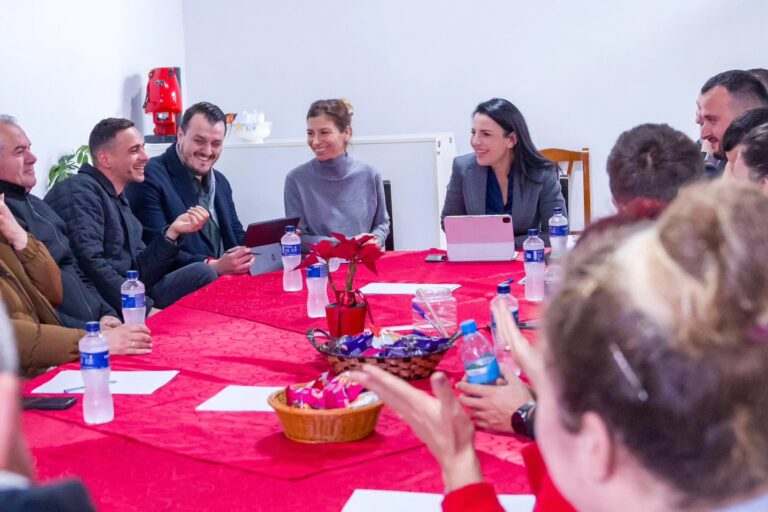 Belinda Balluku me njerëzit e fshatrave të Lushnjës